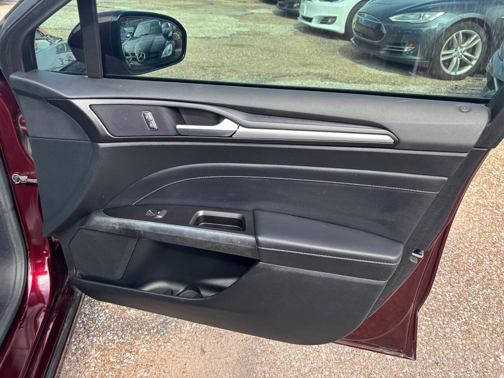 Ford Fusion Vehicle Full-screen Gallery Image 12