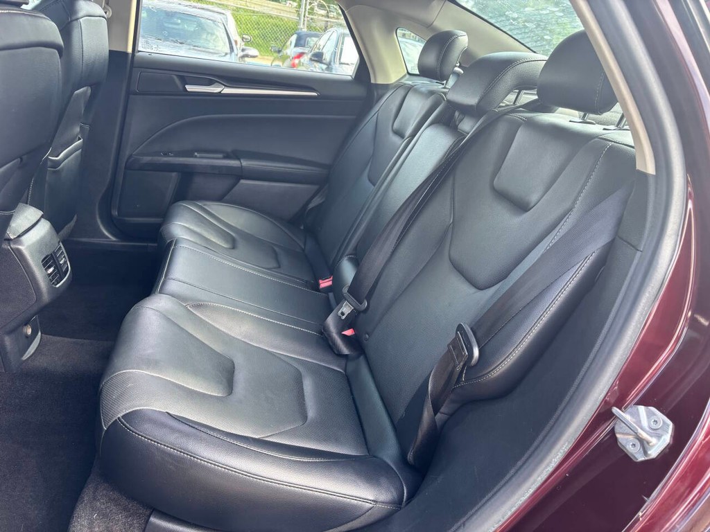 Ford Fusion Vehicle Full-screen Gallery Image 13