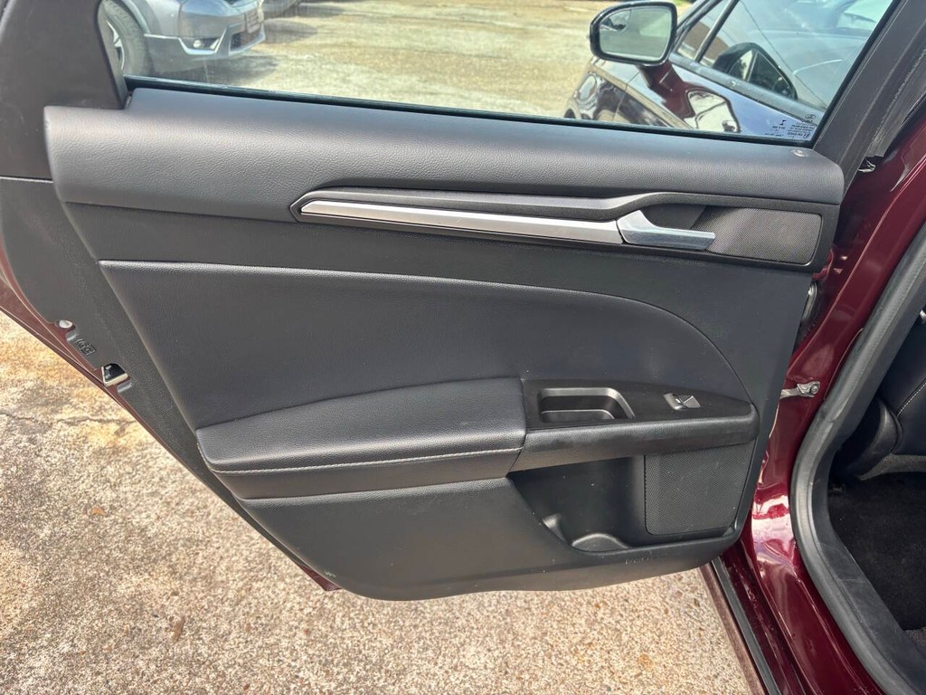 Ford Fusion Vehicle Full-screen Gallery Image 14