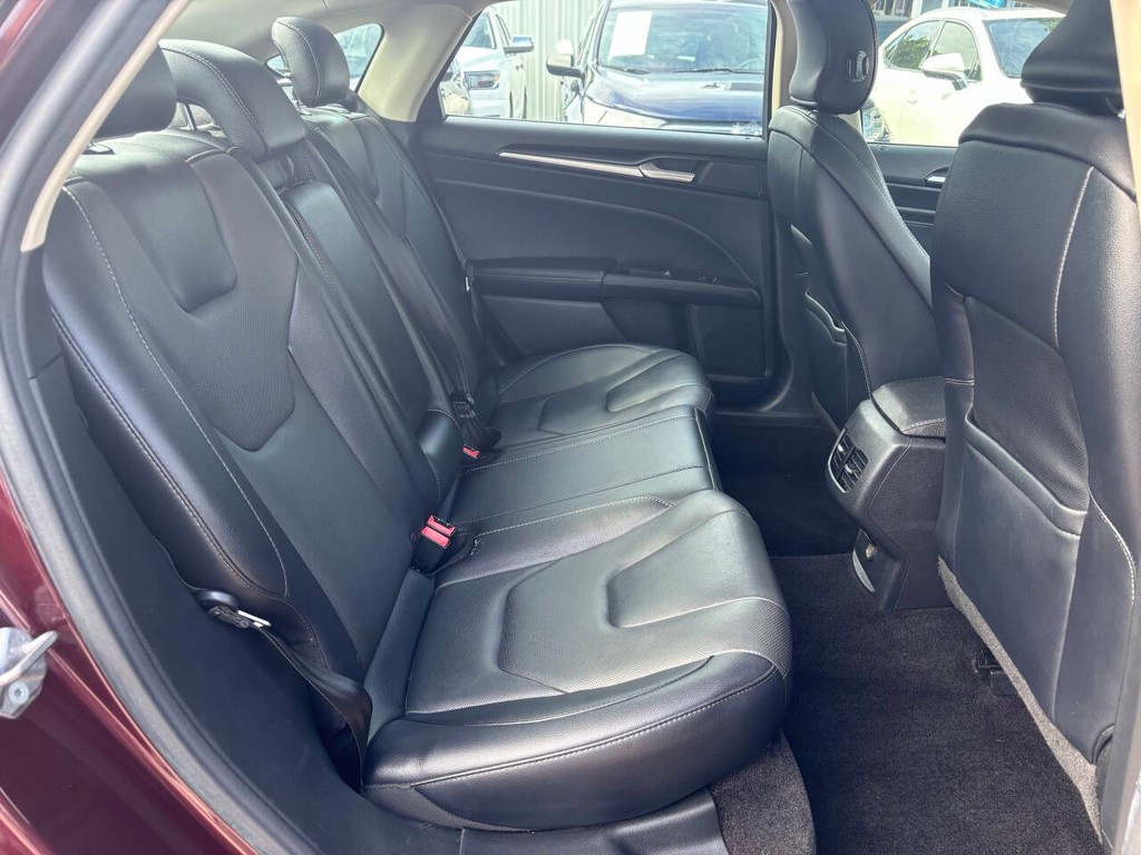 Ford Fusion Vehicle Full-screen Gallery Image 15