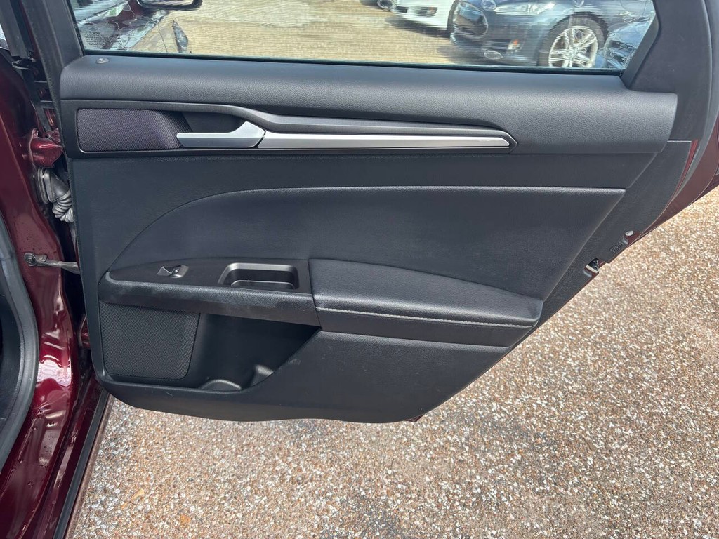 Ford Fusion Vehicle Full-screen Gallery Image 16
