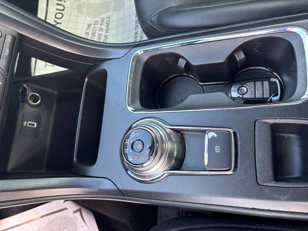 Ford Fusion Vehicle Full-screen Gallery Image 21