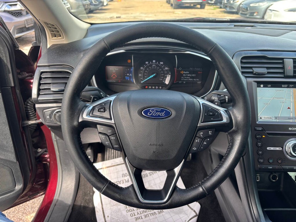 Ford Fusion Vehicle Full-screen Gallery Image 22