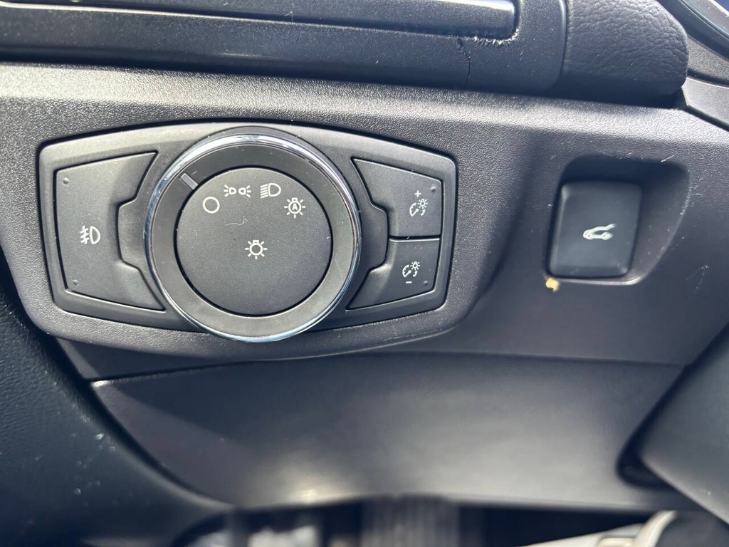 Ford Fusion Vehicle Full-screen Gallery Image 24