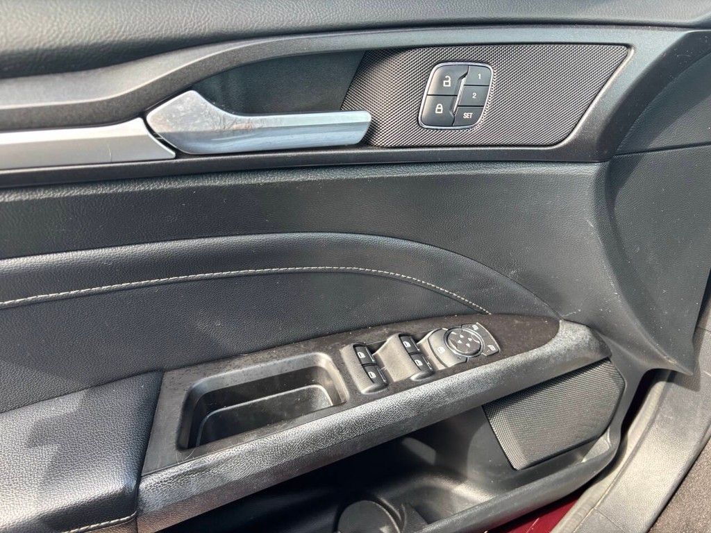 Ford Fusion Vehicle Full-screen Gallery Image 25