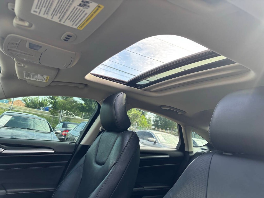 Ford Fusion Vehicle Full-screen Gallery Image 27