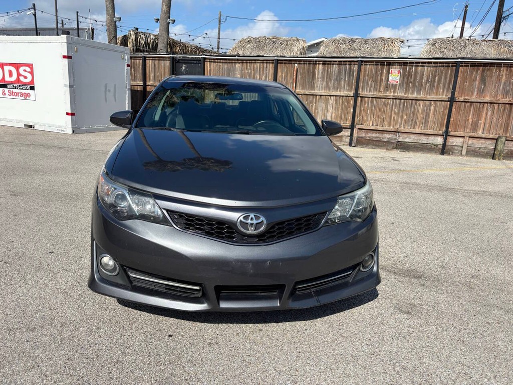 Toyota Camry Vehicle Full-screen Gallery Image 02