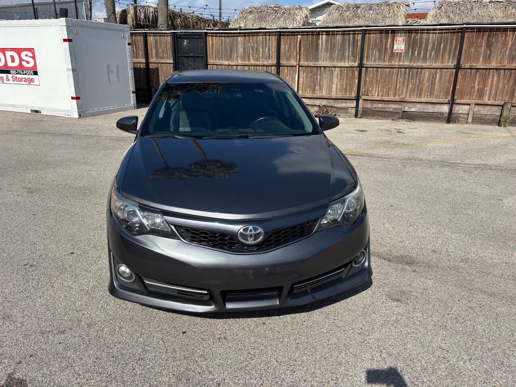 Toyota Camry Vehicle Full-screen Gallery Image 03