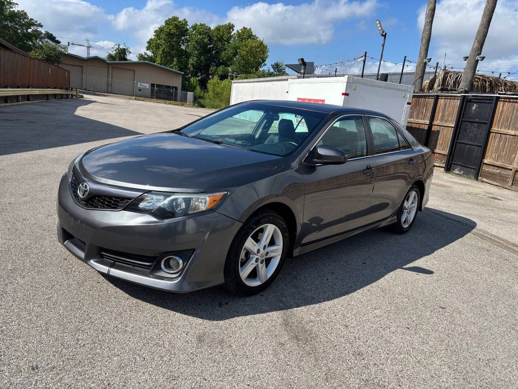 Toyota Camry Vehicle Full-screen Gallery Image 04