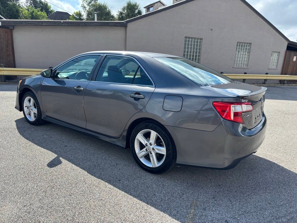 Toyota Camry Vehicle Full-screen Gallery Image 05