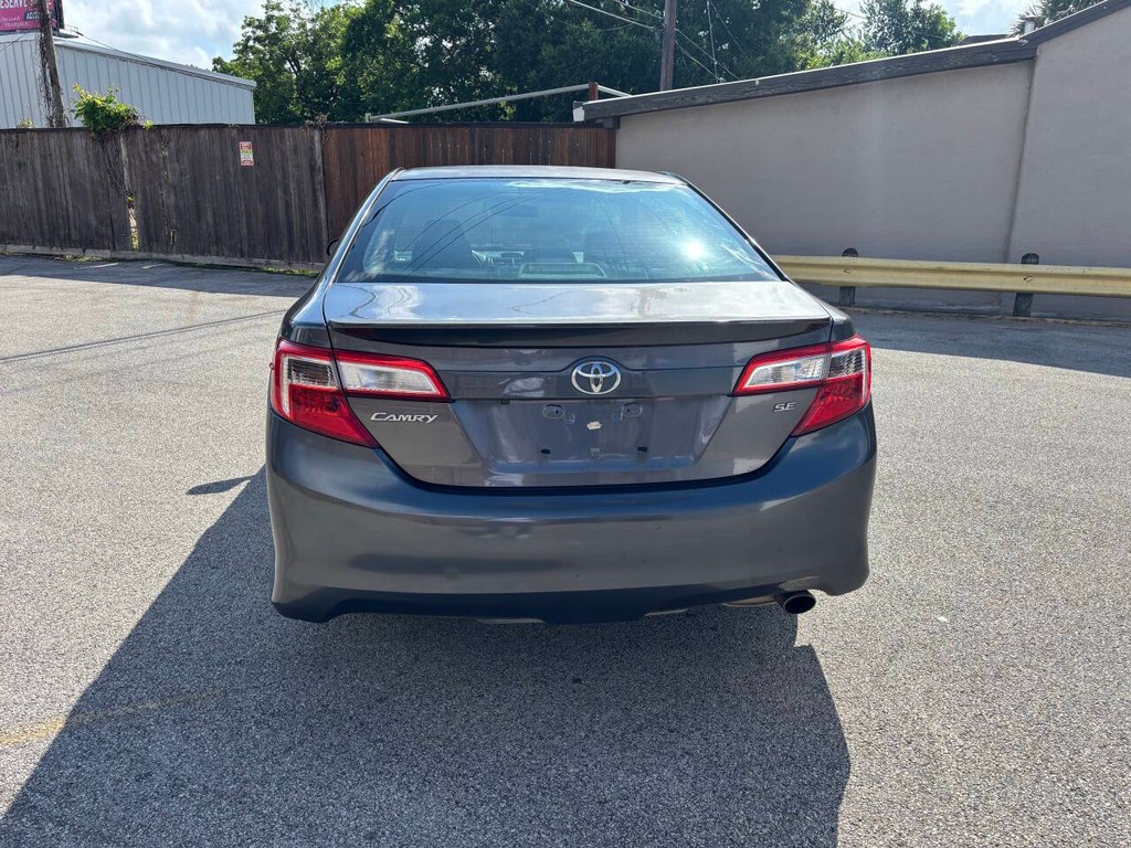 Toyota Camry Vehicle Full-screen Gallery Image 06