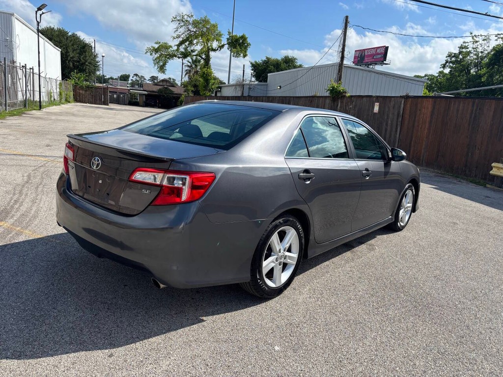 Toyota Camry Vehicle Full-screen Gallery Image 07