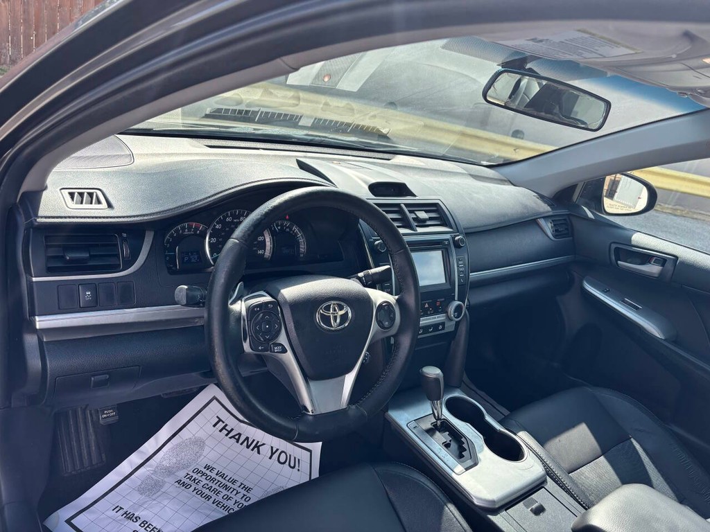 Toyota Camry Vehicle Full-screen Gallery Image 08