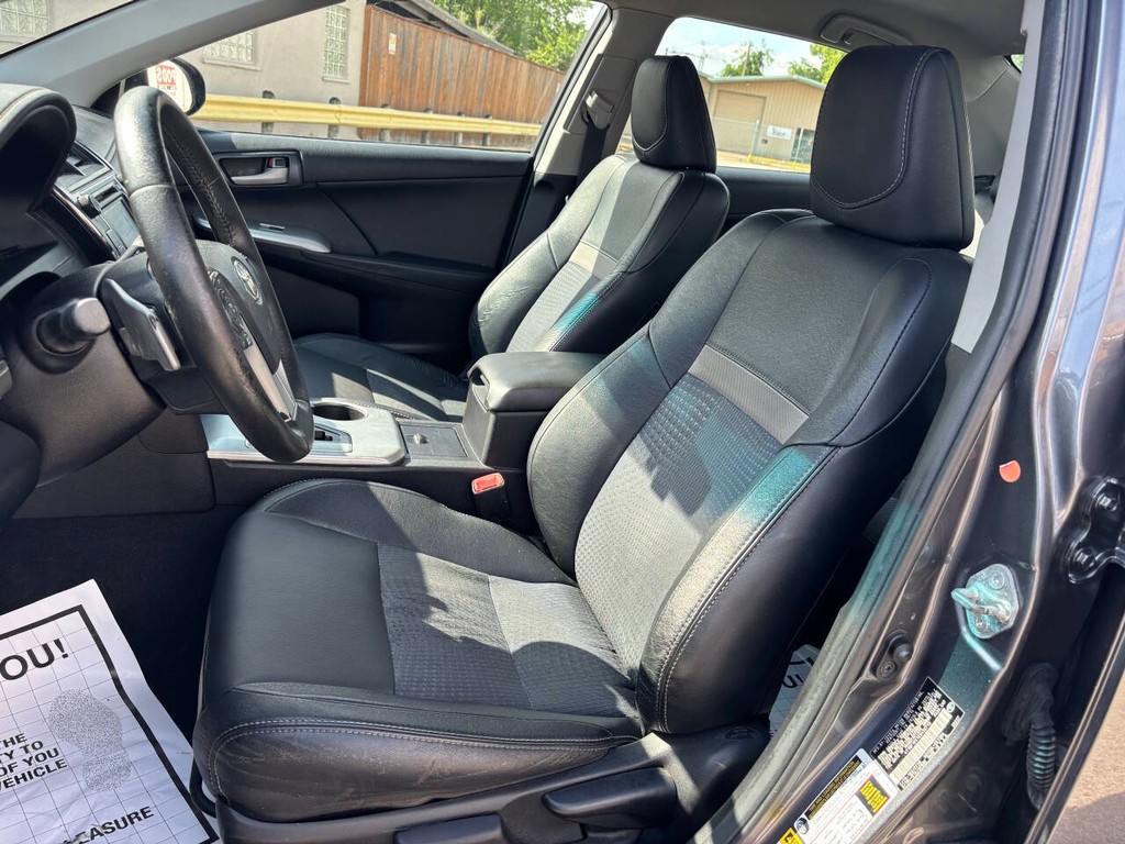 Toyota Camry Vehicle Full-screen Gallery Image 09