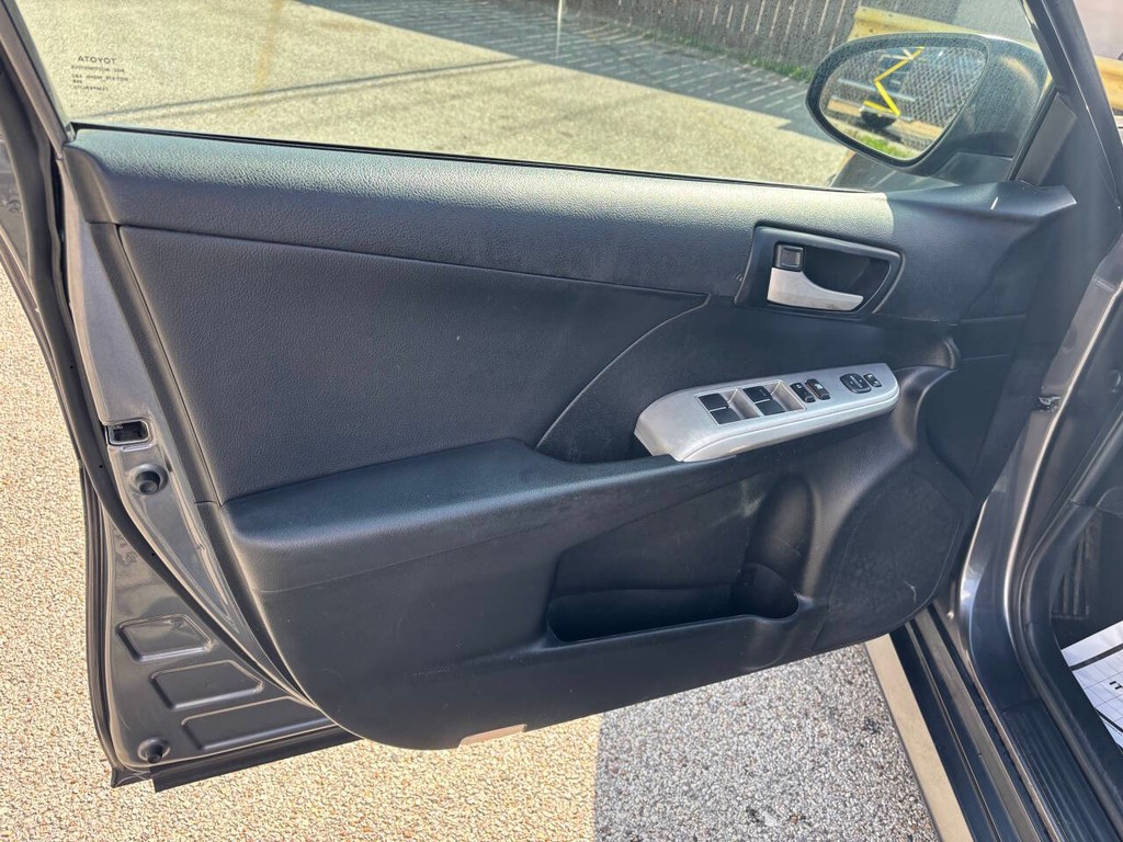 Toyota Camry Vehicle Full-screen Gallery Image 10