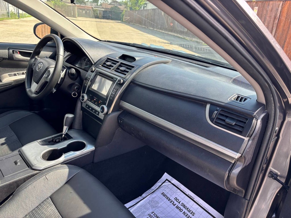 Toyota Camry Vehicle Full-screen Gallery Image 11