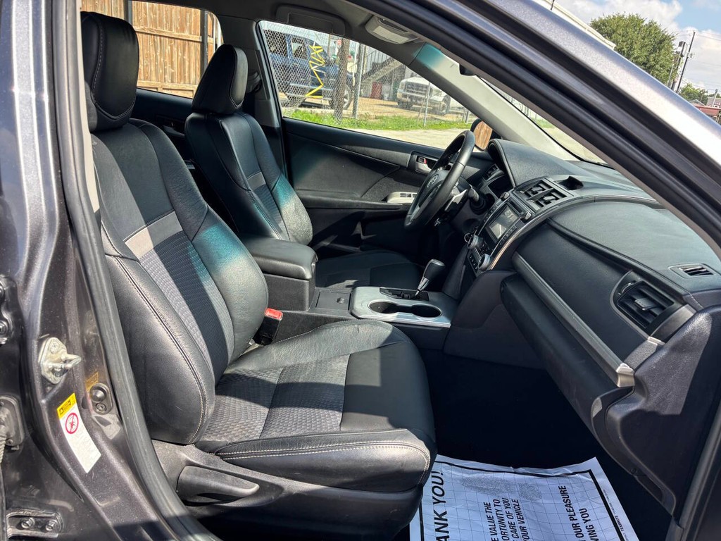 Toyota Camry Vehicle Full-screen Gallery Image 12
