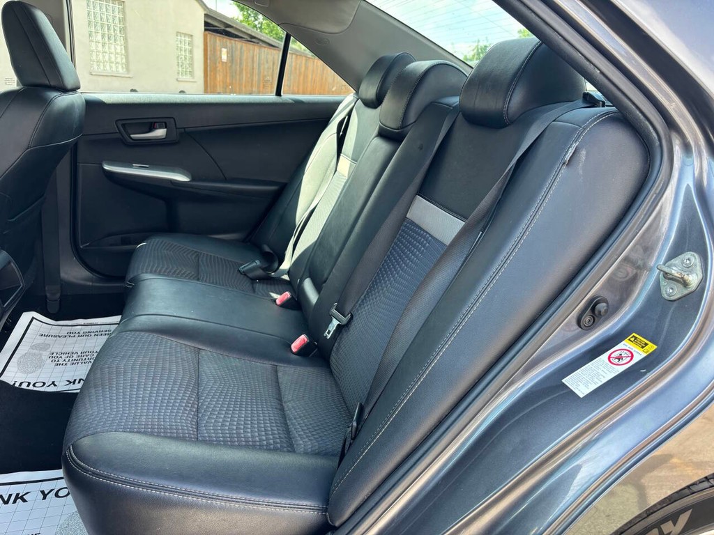 Toyota Camry Vehicle Full-screen Gallery Image 13