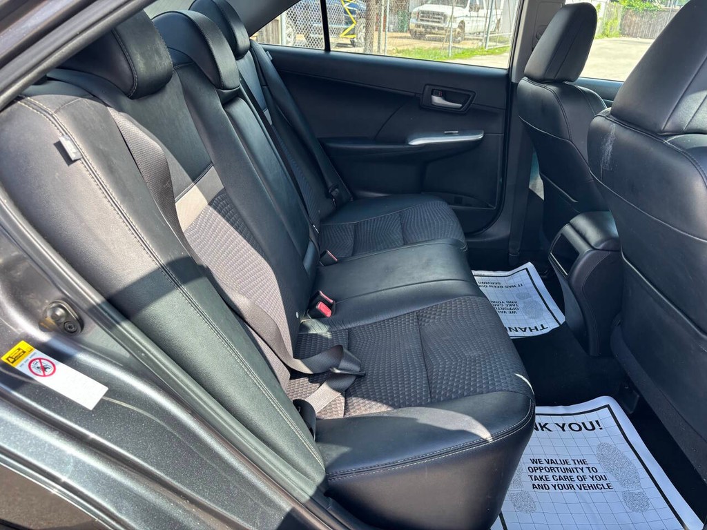 Toyota Camry Vehicle Full-screen Gallery Image 15