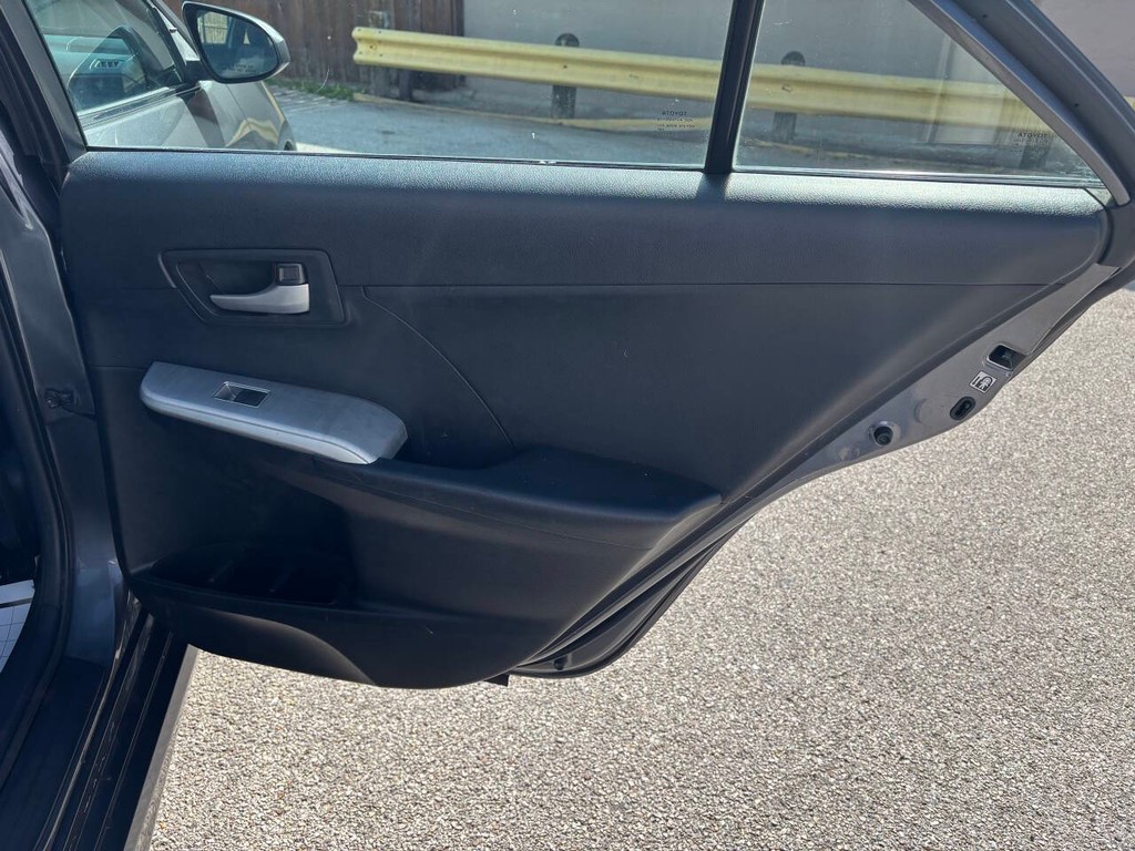 Toyota Camry Vehicle Full-screen Gallery Image 16