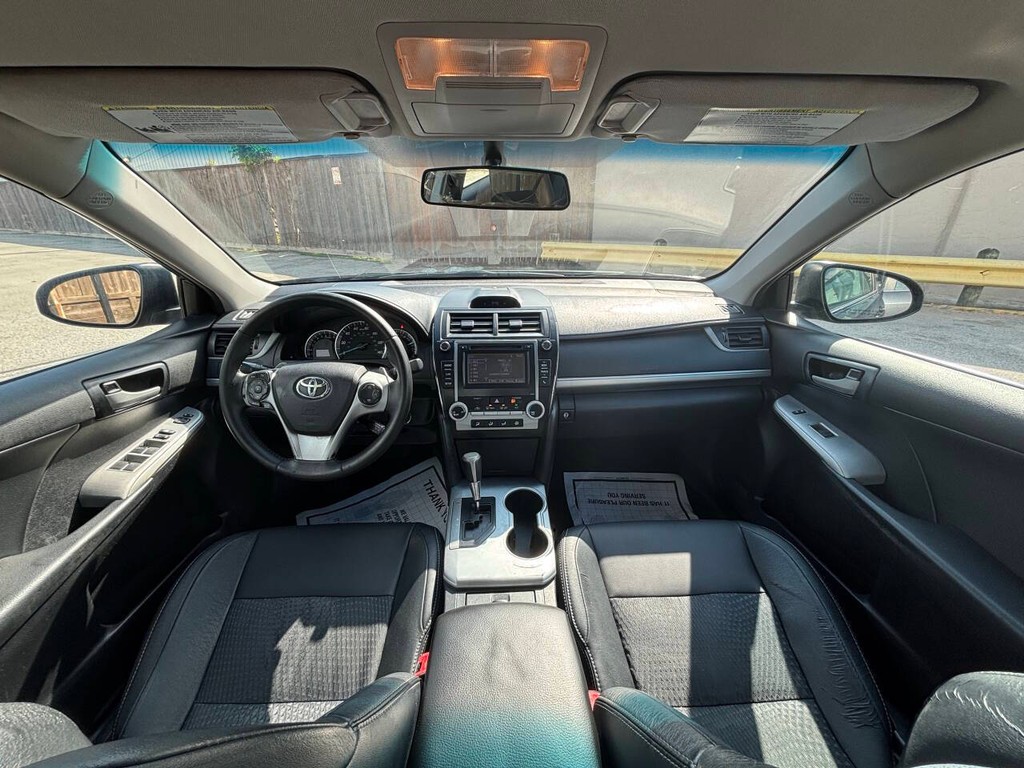 Toyota Camry Vehicle Full-screen Gallery Image 17