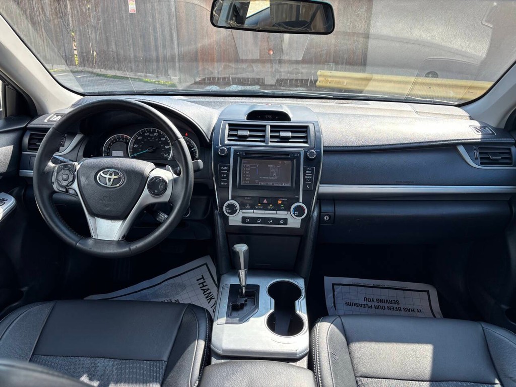 Toyota Camry Vehicle Full-screen Gallery Image 18