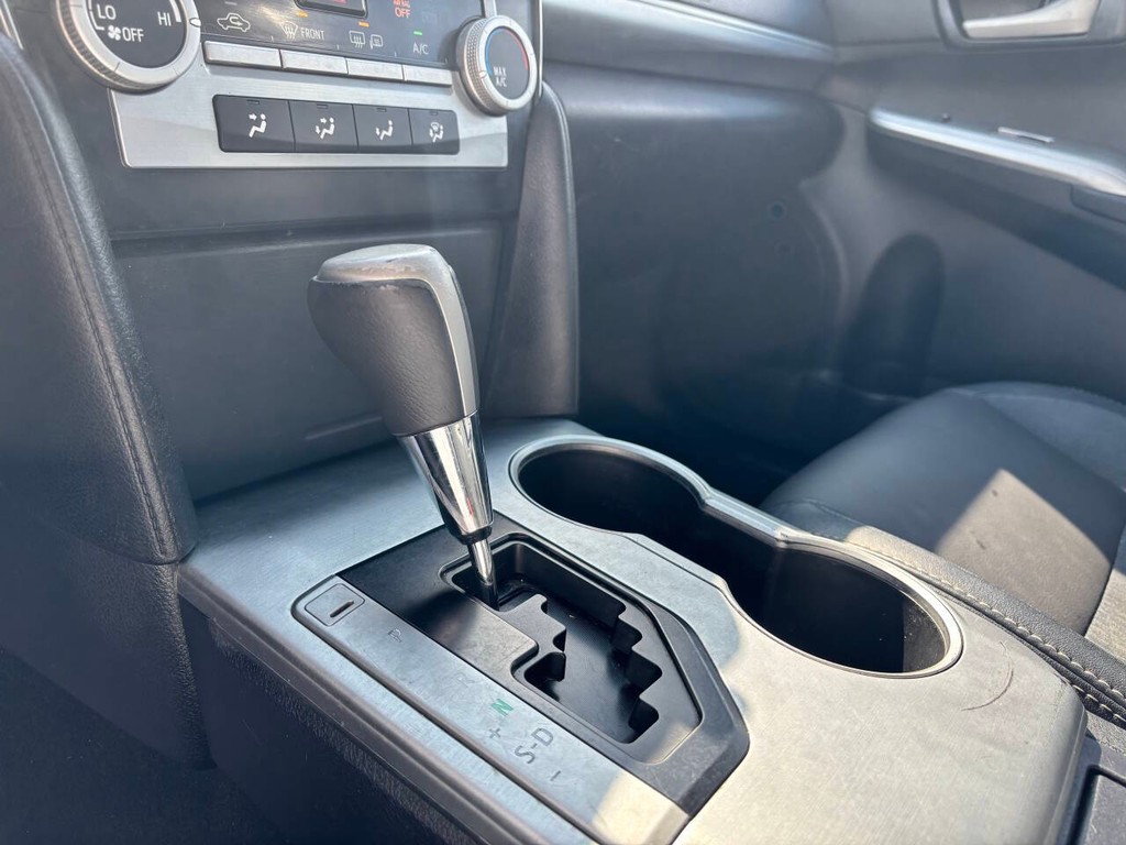 Toyota Camry Vehicle Full-screen Gallery Image 19