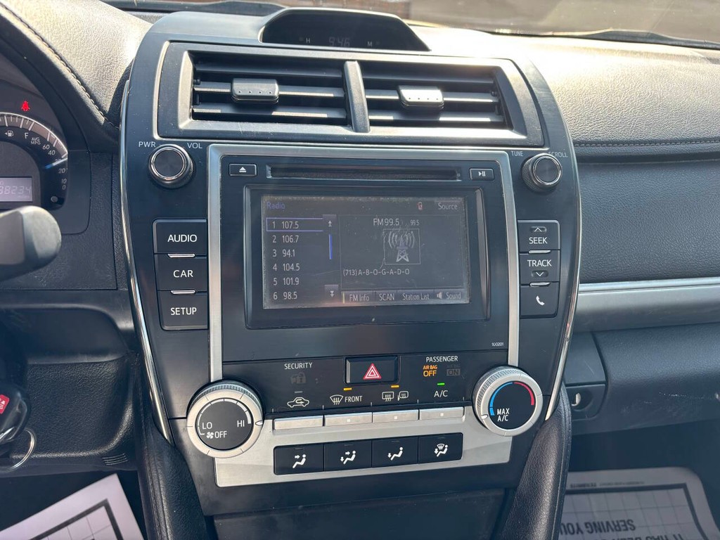 Toyota Camry Vehicle Full-screen Gallery Image 20