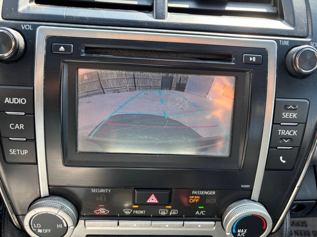 Toyota Camry Vehicle Full-screen Gallery Image 21