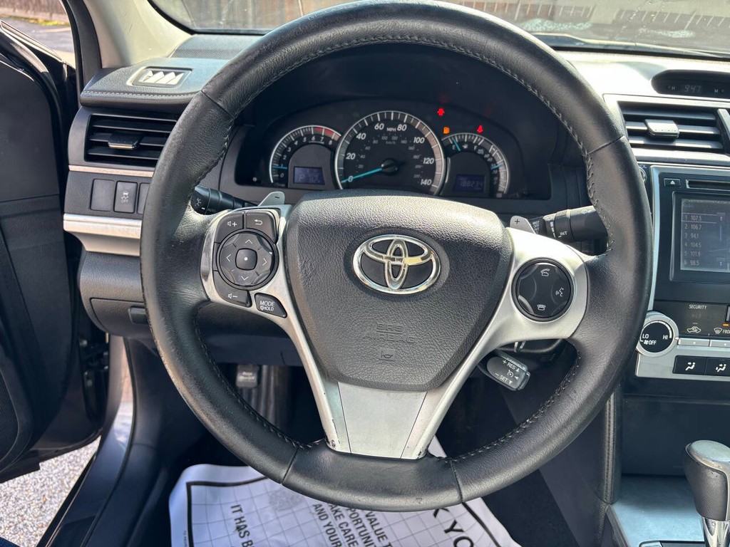 Toyota Camry Vehicle Full-screen Gallery Image 22
