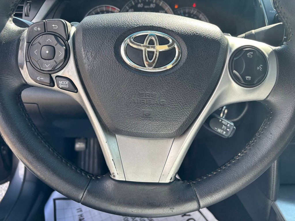 Toyota Camry Vehicle Full-screen Gallery Image 23