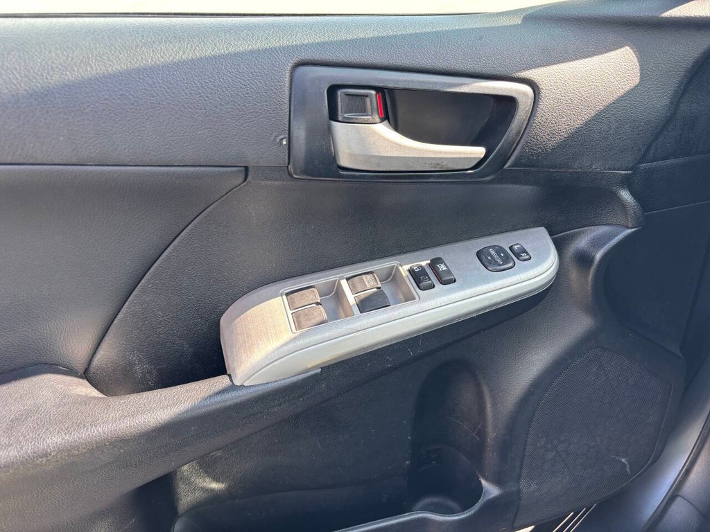 Toyota Camry Vehicle Full-screen Gallery Image 24