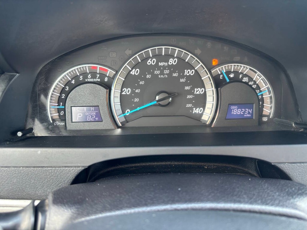 Toyota Camry Vehicle Full-screen Gallery Image 25