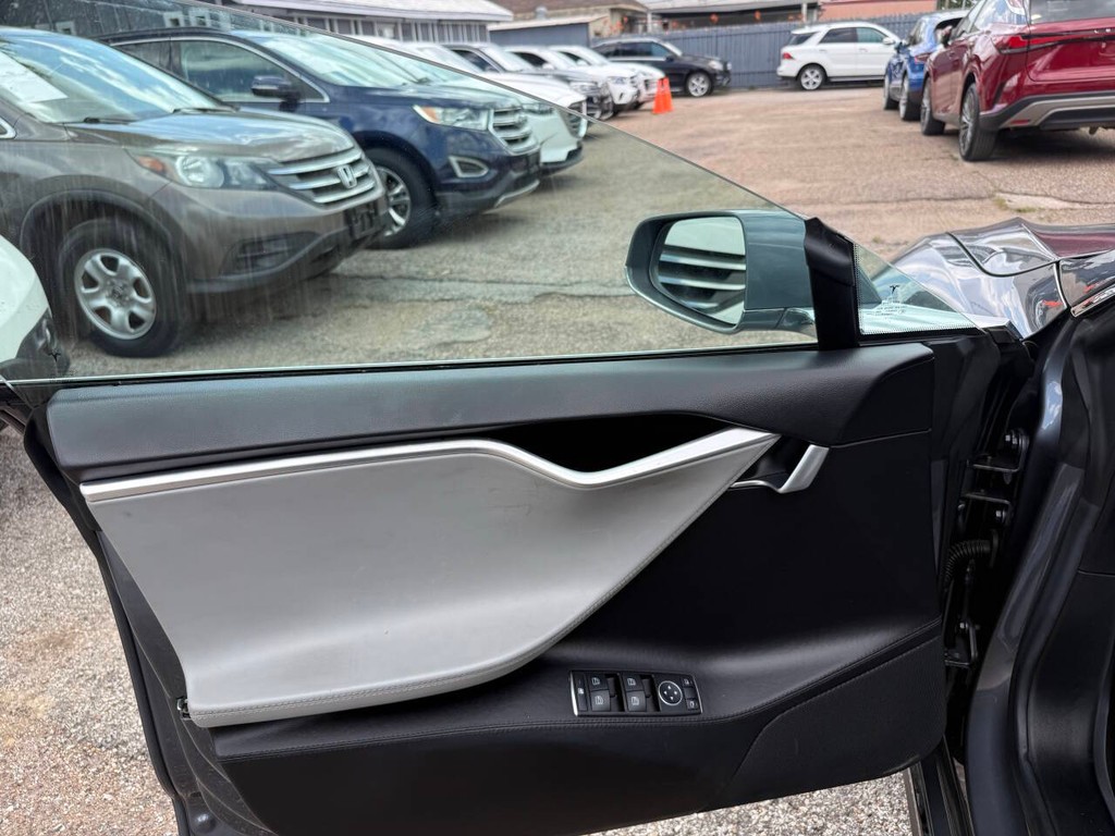 Tesla Model S Vehicle Full-screen Gallery Image 11