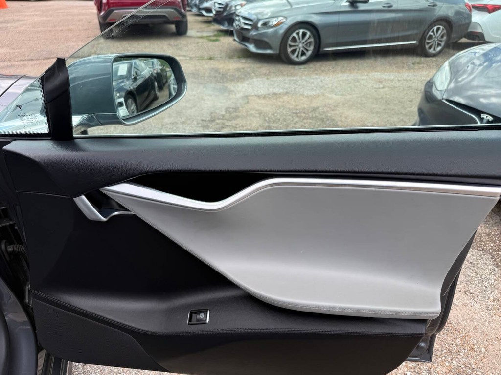Tesla Model S Vehicle Full-screen Gallery Image 14