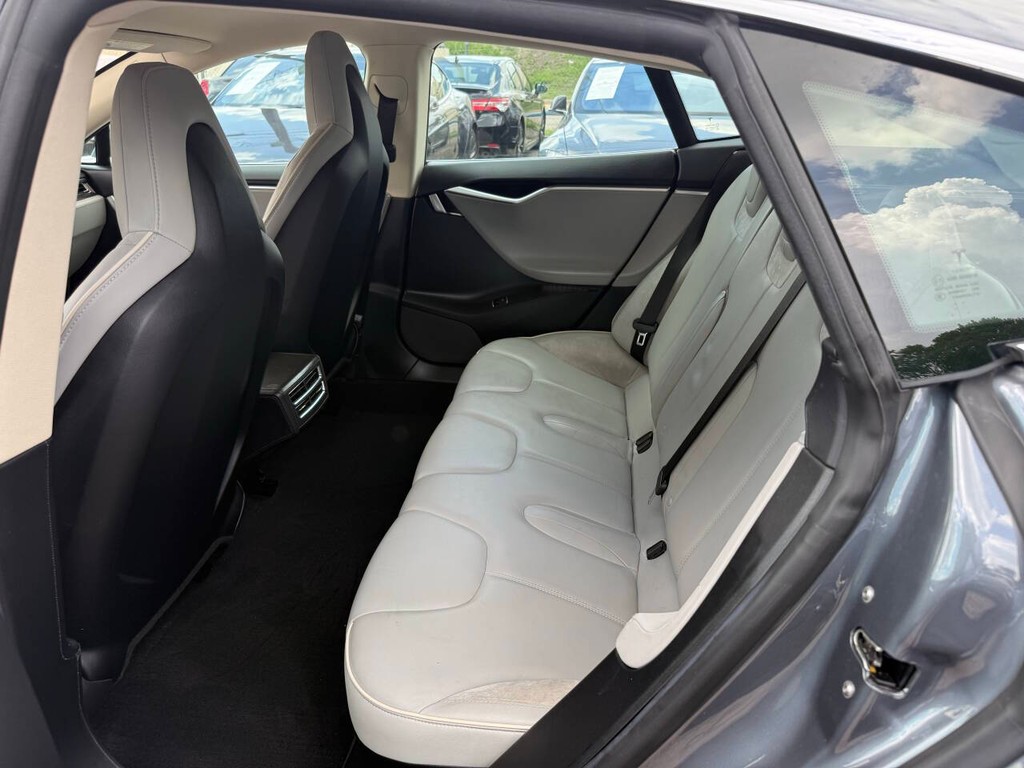 Tesla Model S Vehicle Full-screen Gallery Image 15