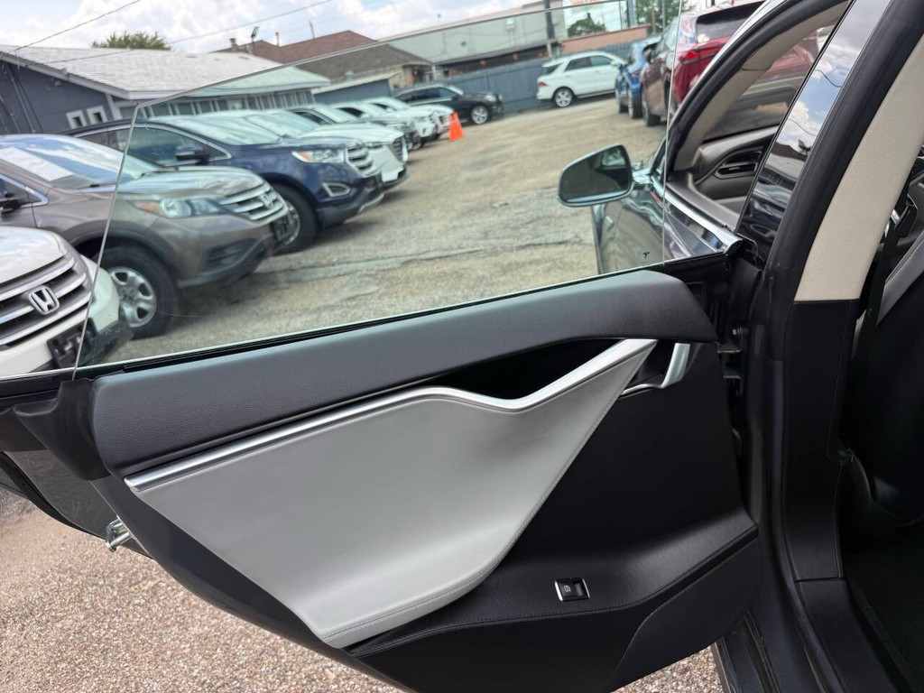 Tesla Model S Vehicle Full-screen Gallery Image 16