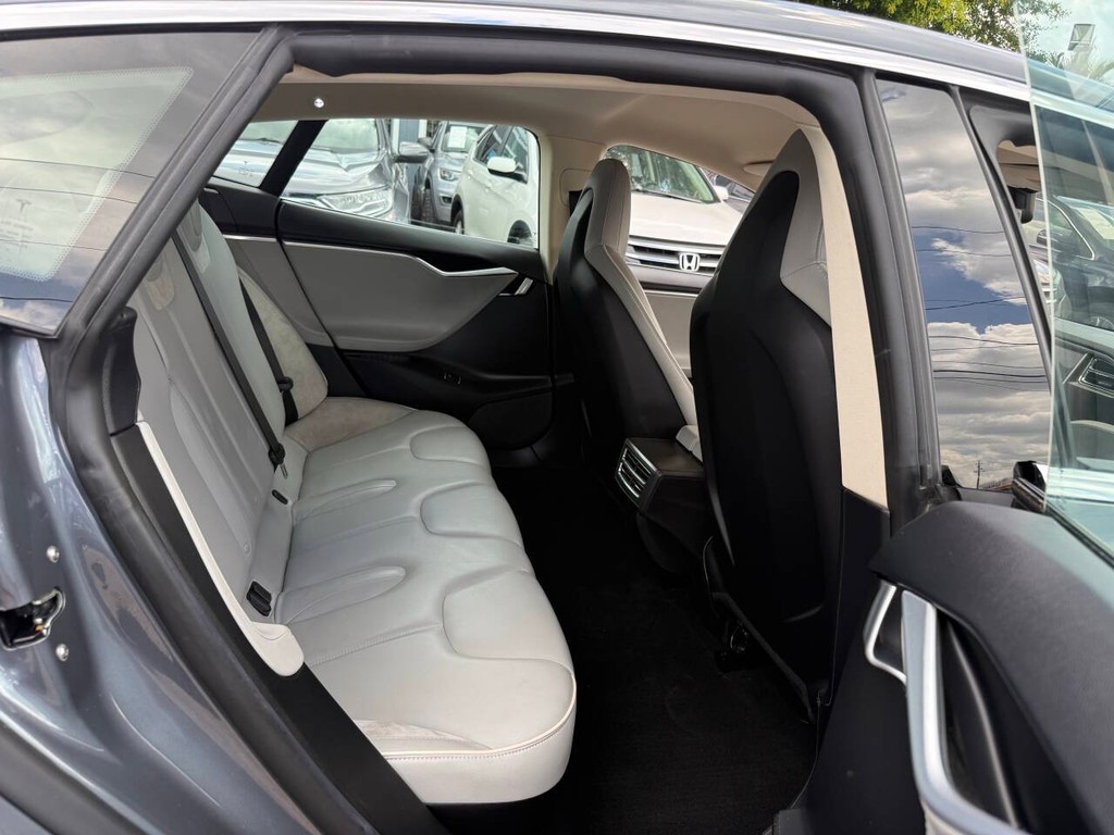 Tesla Model S Vehicle Full-screen Gallery Image 17
