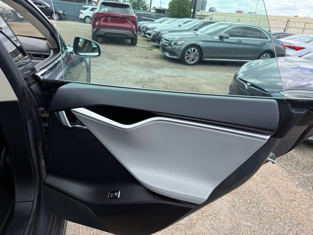 Tesla Model S Vehicle Full-screen Gallery Image 18