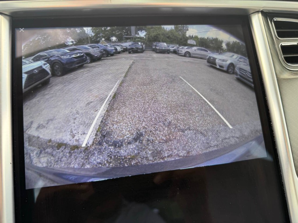 Tesla Model S Vehicle Full-screen Gallery Image 23