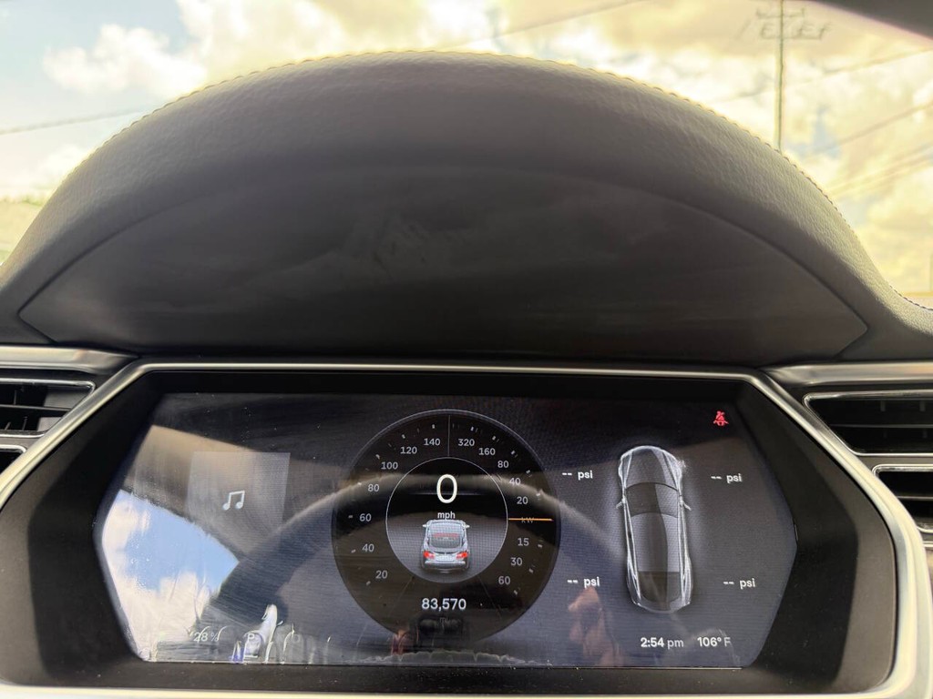 Tesla Model S Vehicle Full-screen Gallery Image 26
