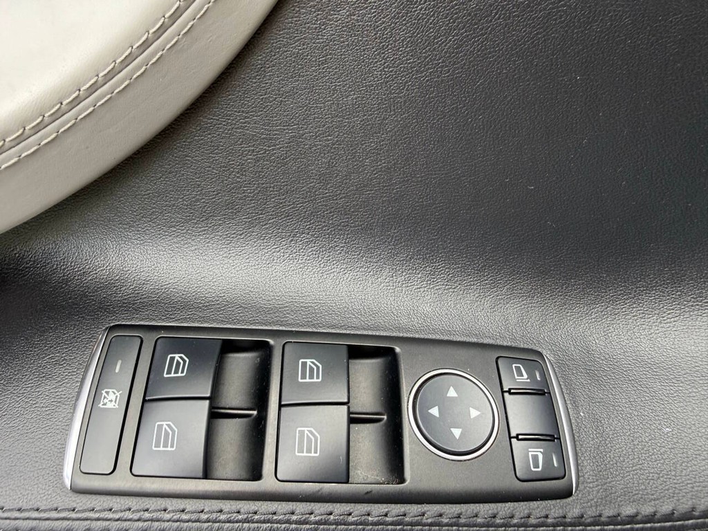 Tesla Model S Vehicle Full-screen Gallery Image 27