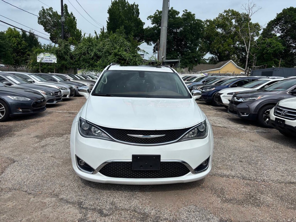 Chrysler Pacifica Vehicle Full-screen Gallery Image 02