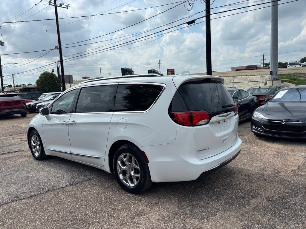 Chrysler Pacifica Vehicle Full-screen Gallery Image 05