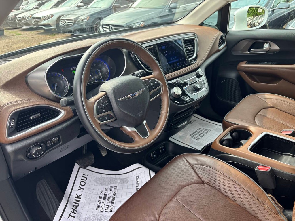 Chrysler Pacifica Vehicle Full-screen Gallery Image 08