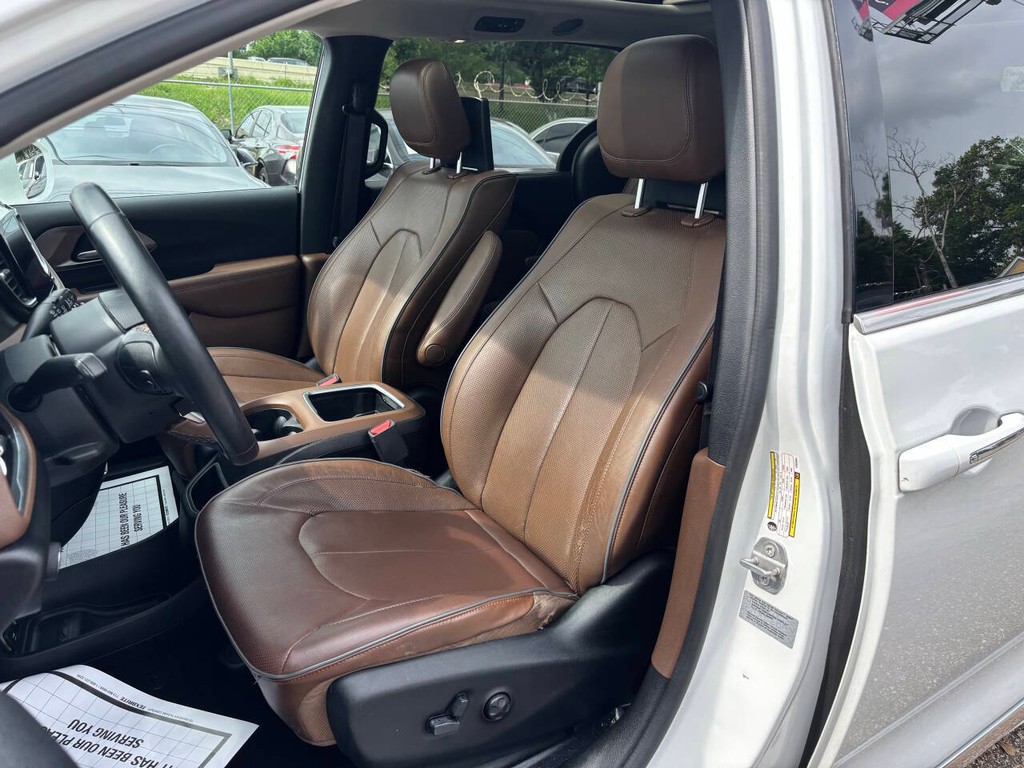 Chrysler Pacifica Vehicle Full-screen Gallery Image 09