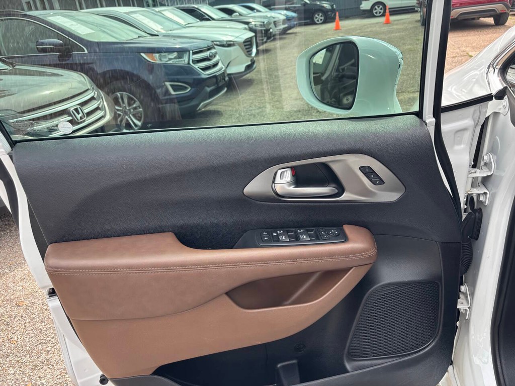 Chrysler Pacifica Vehicle Full-screen Gallery Image 10
