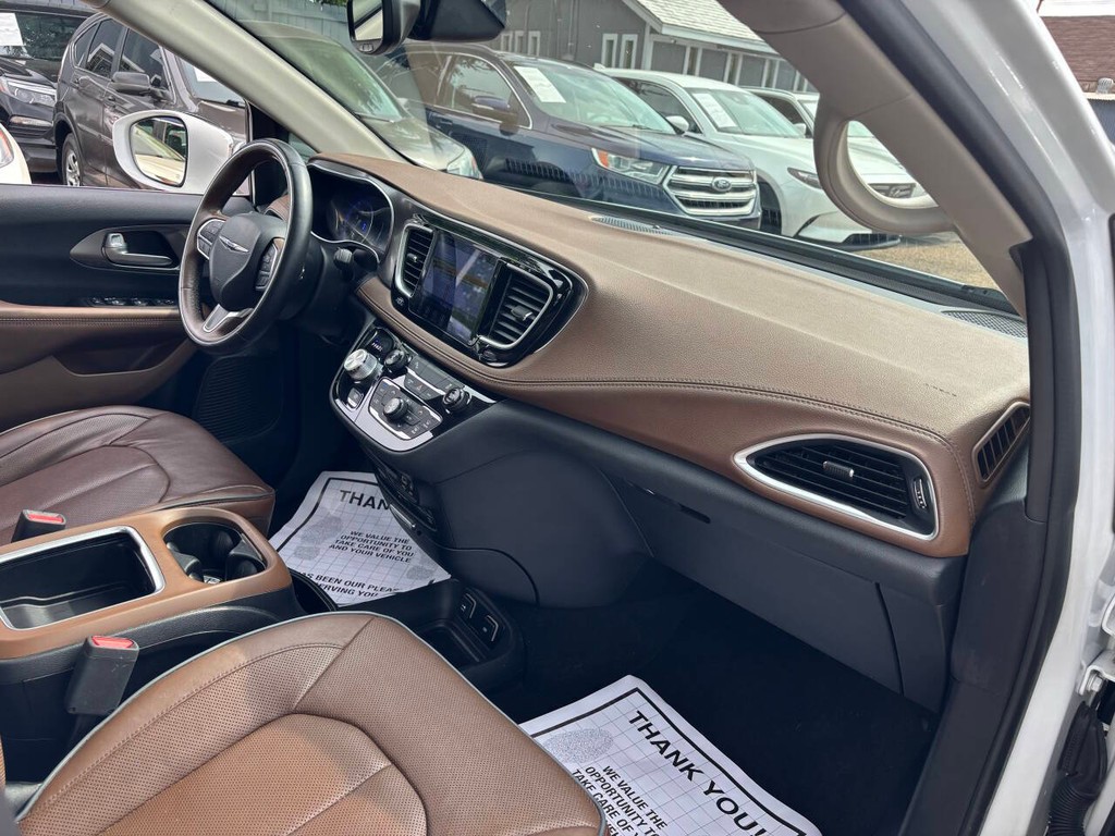 Chrysler Pacifica Vehicle Full-screen Gallery Image 11