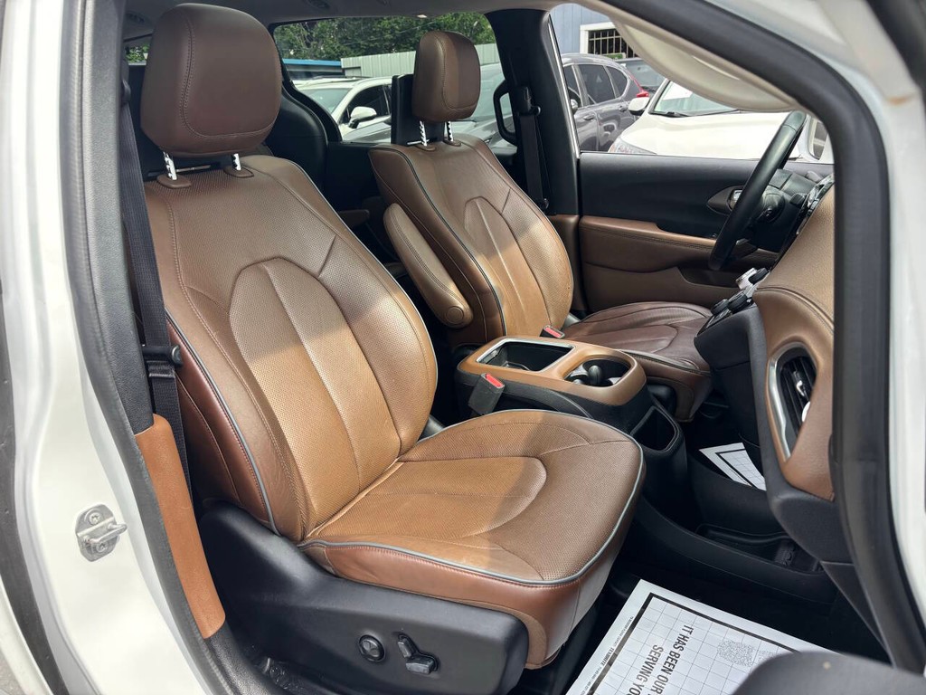 Chrysler Pacifica Vehicle Full-screen Gallery Image 12