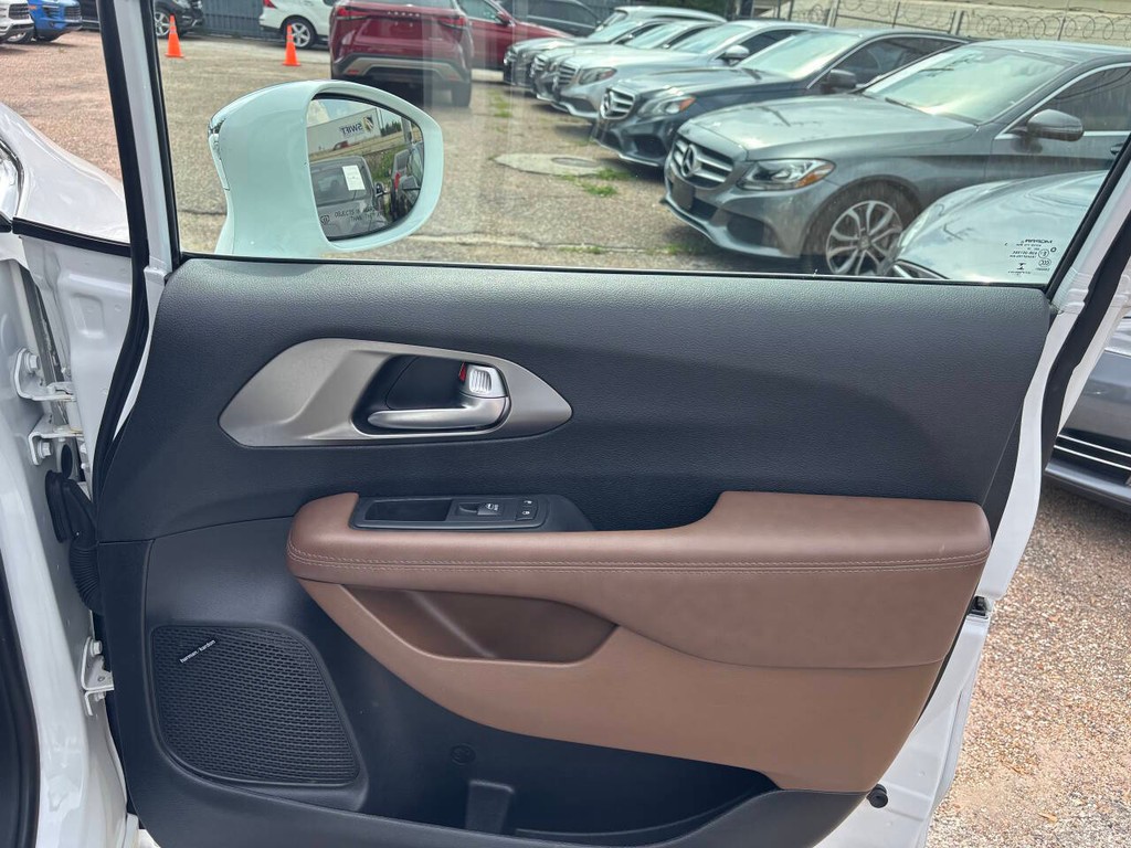 Chrysler Pacifica Vehicle Full-screen Gallery Image 13